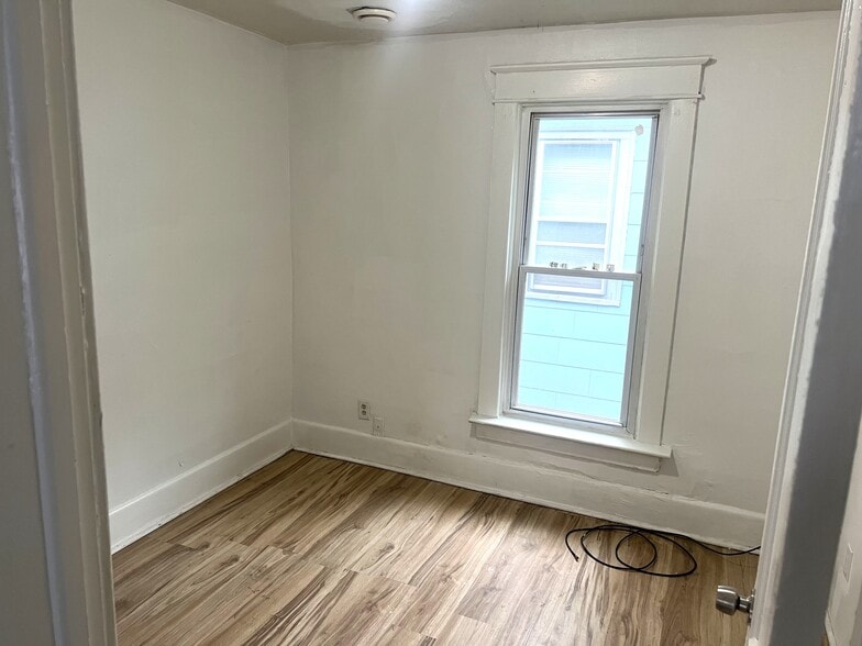 Building Photo - 516 E 22nd St