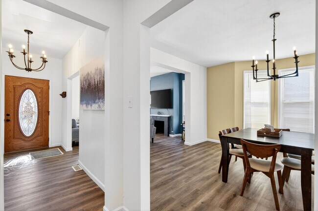 Building Photo - 6559 Hoffman Ave