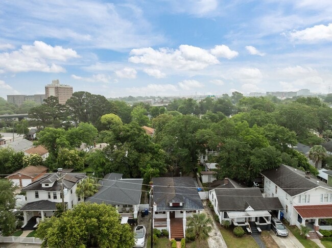 Building Photo - Incredibly Well Maintained & Beautiful Hom...
