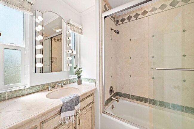 Building Photo - Newport Beach Townhome
