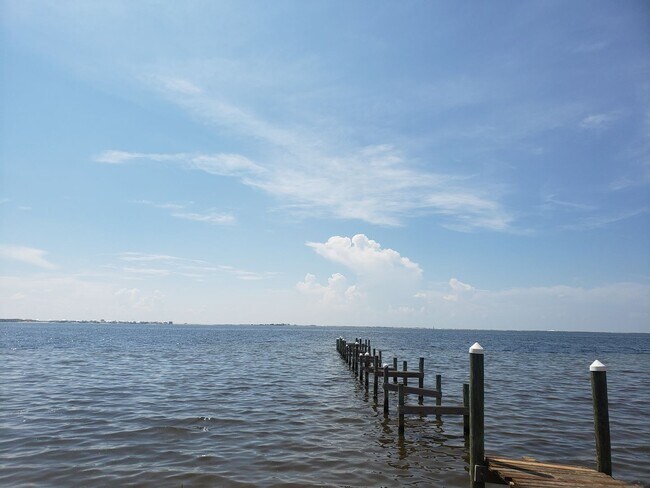 Building Photo - 3 bedroom in Sound Hammock Navarre!!