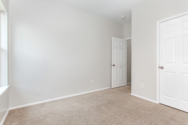 Building Photo - 4 Bedroom 2 Bath Home for Rent