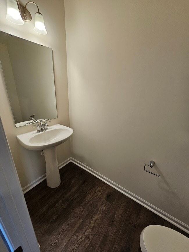 Building Photo - Beautiful Townhome