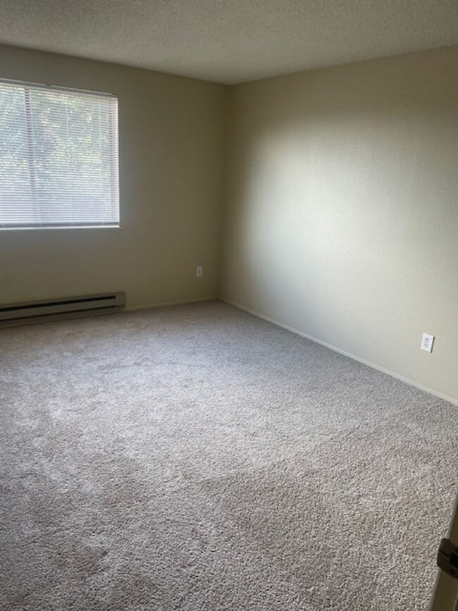 Building Photo - Beautiful top floor 2 bedroom, 2 bath in B...
