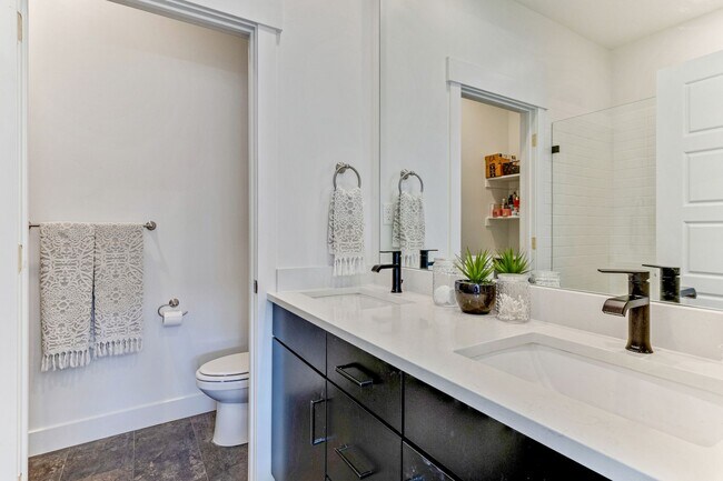 Building Photo - Beautiful Townhome in Daybreak