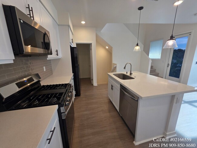 Building Photo - Rancho Cucamonga 3 Bedroom Condo