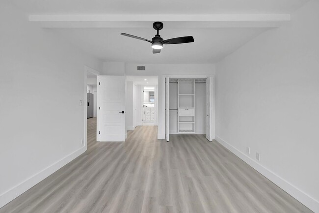 Building Photo - 3050 N Palm Aire Dr