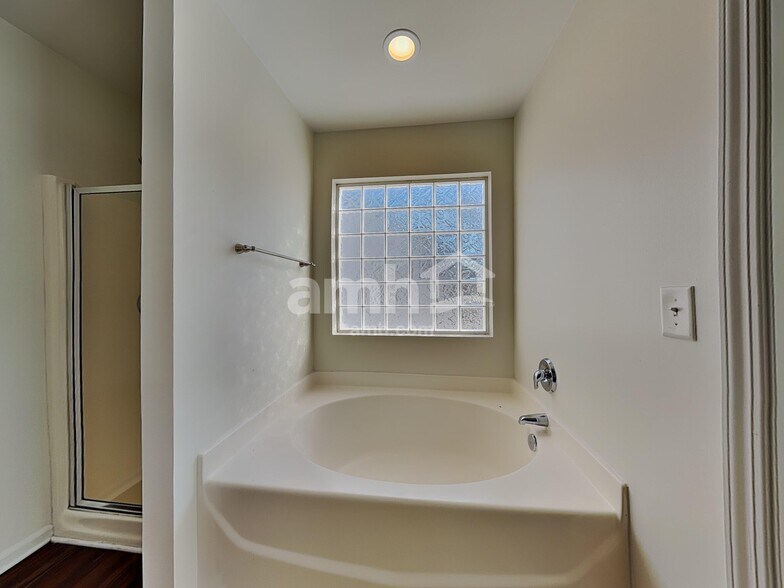 Building Photo - 15730 Lakepoint Forest Dr