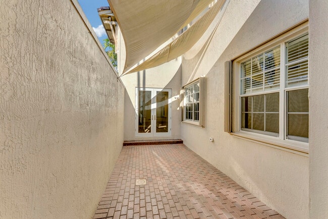 Building Photo - 406 NW 25th Ave