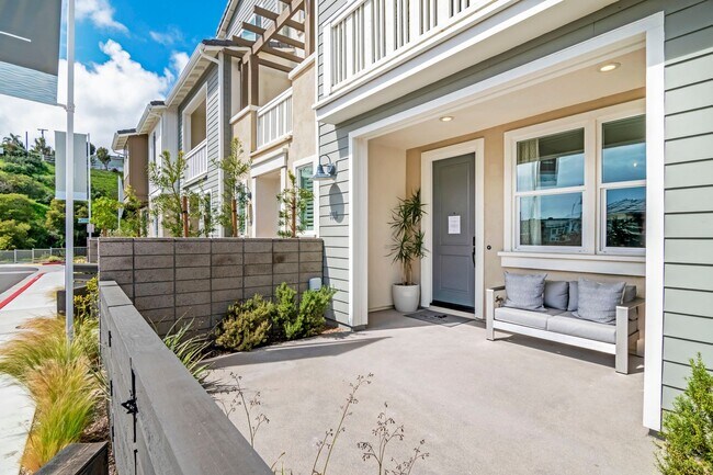 Building Photo - Stunning Fully Furnished Tri-Level Townhome 4BD/4BATHS! Central AC/Heat with Solar! 2 Car attache...