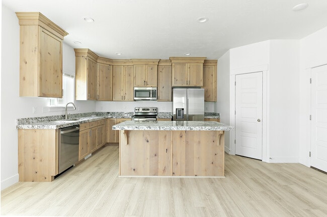 Building Photo - 4728 E Lake Corner Dr