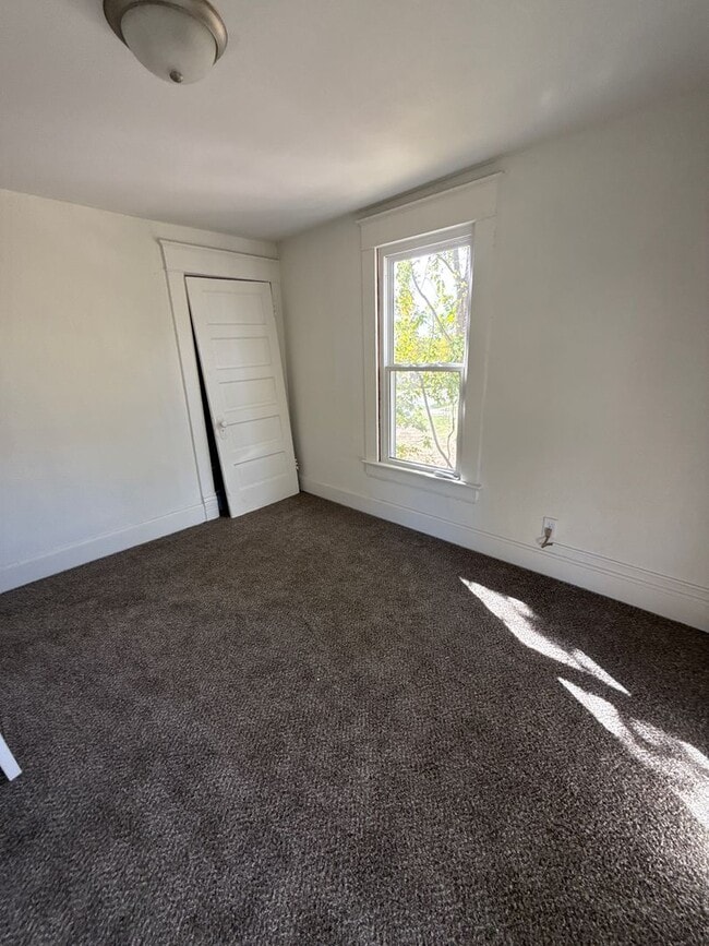 Building Photo - 3 bedroom/2 bath house