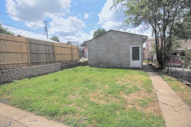 Building Photo - Nicely remodeled 2 bedroom 1 bath home in ...