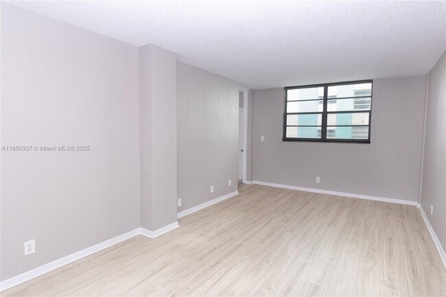 Building Photo - 2903 N Miami Beach Blvd