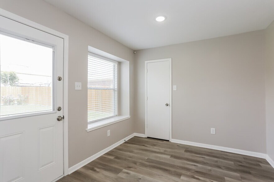 Building Photo - 2431 Fox River Ln