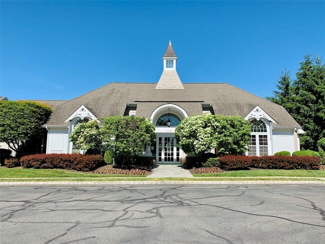 Building Photo - 3 Country Club Dr