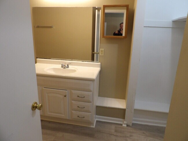 Building Photo - 140 Landings Dr