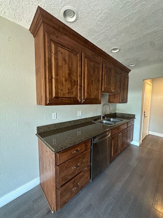 Building Photo - Beautiful Bountiful Home!