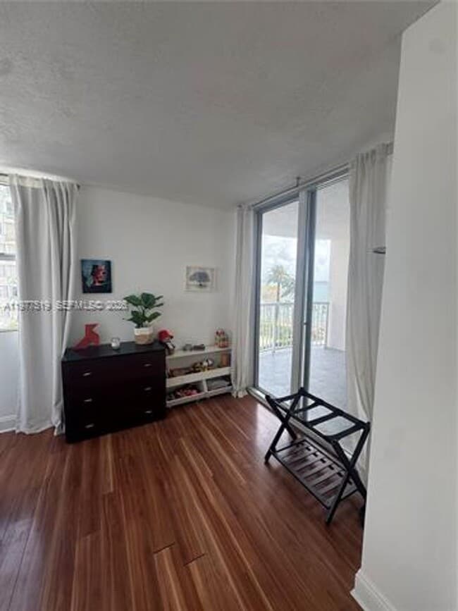 Building Photo - 1420 Brickell Bay Dr