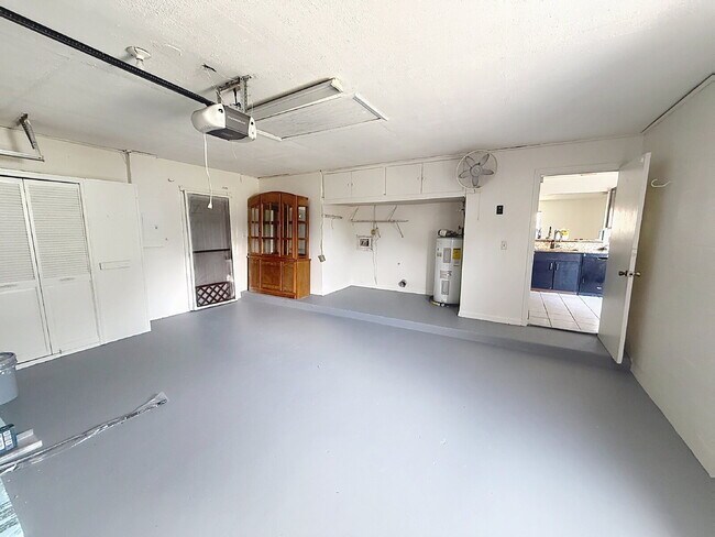 Building Photo - 3 bedroom, pet friendly home!