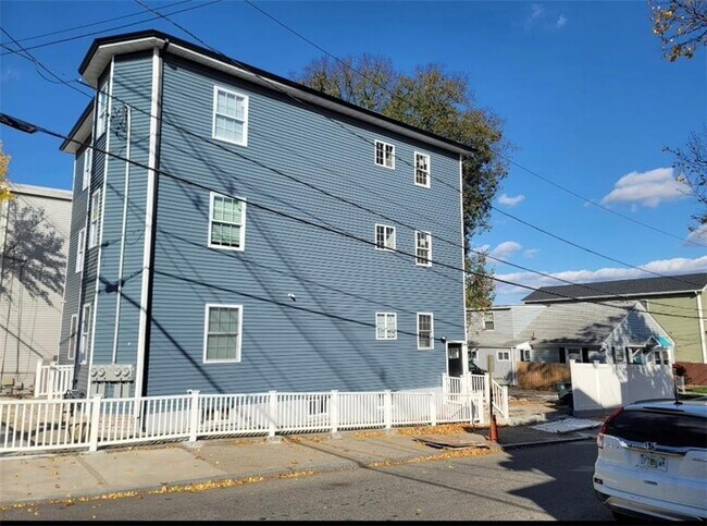 Building Photo - 653 Douglas Ave