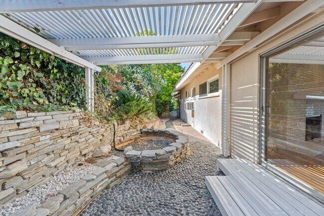 Building Photo - 17 Stallion Rd