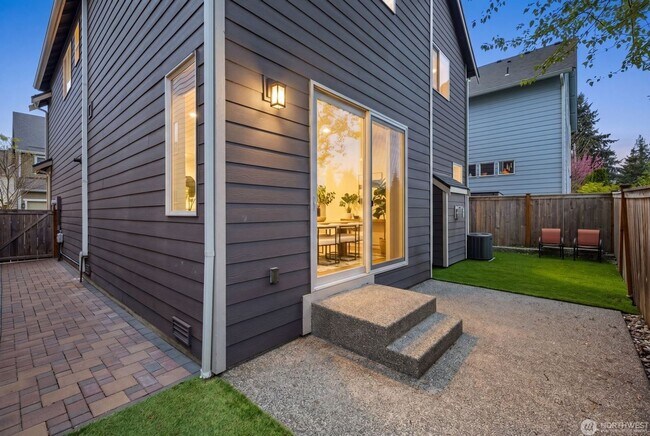 Building Photo - Modern Lynnwood Home with Flexible Bonus Space and Fenced Backyard