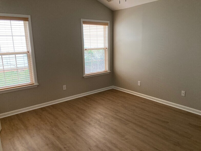 Building Photo - 2328 Leacroft Way