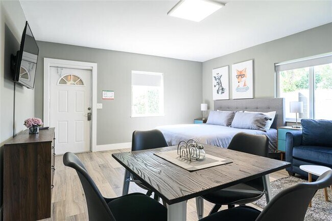 Building Photo - 1020 N Victoria Park Rd