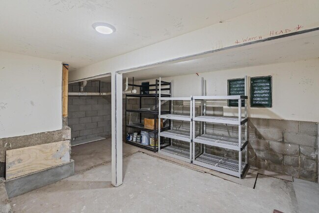 Building Photo - Stunning, Modern and Immaculate 3/BR 2.5/B...