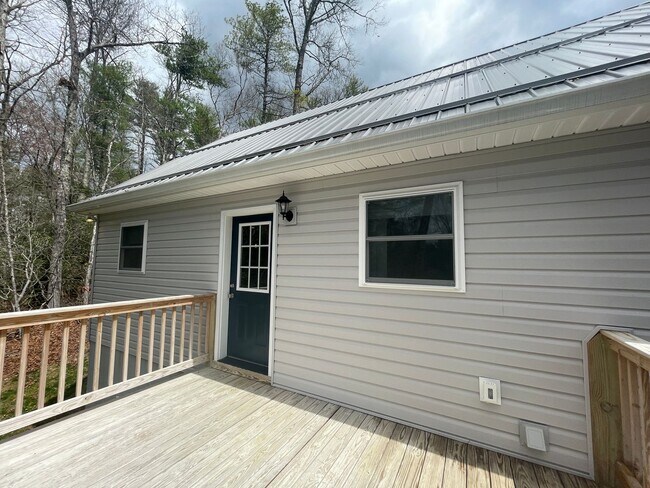 Building Photo - 350 Pinewood Circle