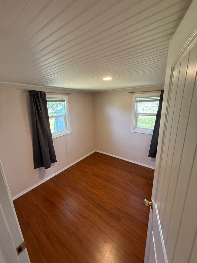 Building Photo - Adorable Renovated Farmhouse!