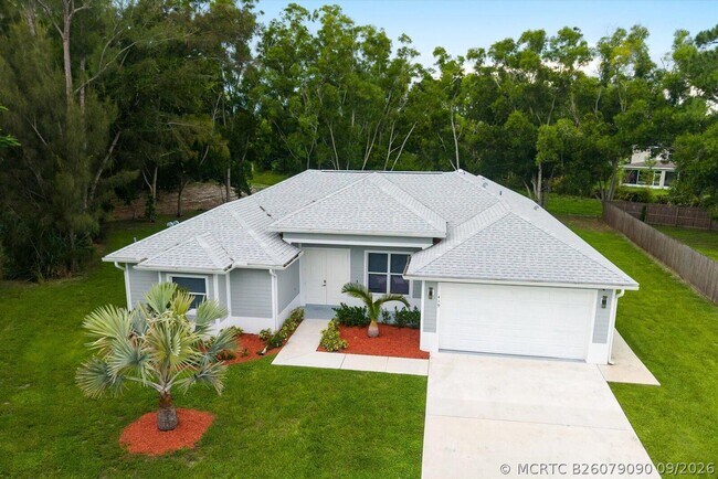 Building Photo - 419 SW Namoit Pl