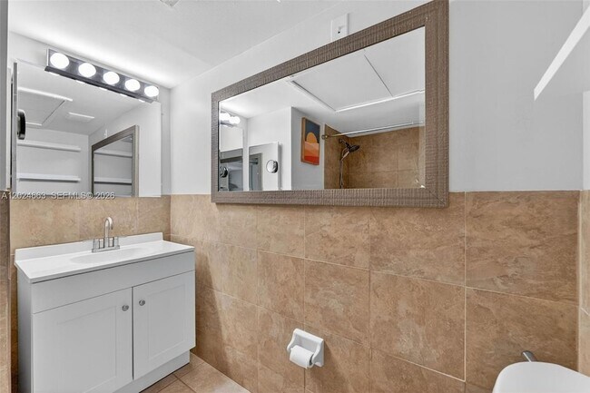 Building Photo - 3119 Oakland Shores Dr