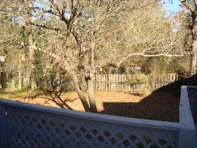 Building Photo - Renovated 4 bedroom available now to rent!