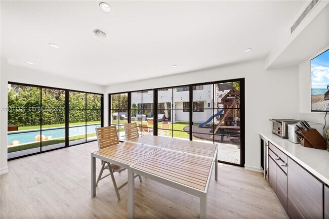 Building Photo - 5728 Pine Tree Dr