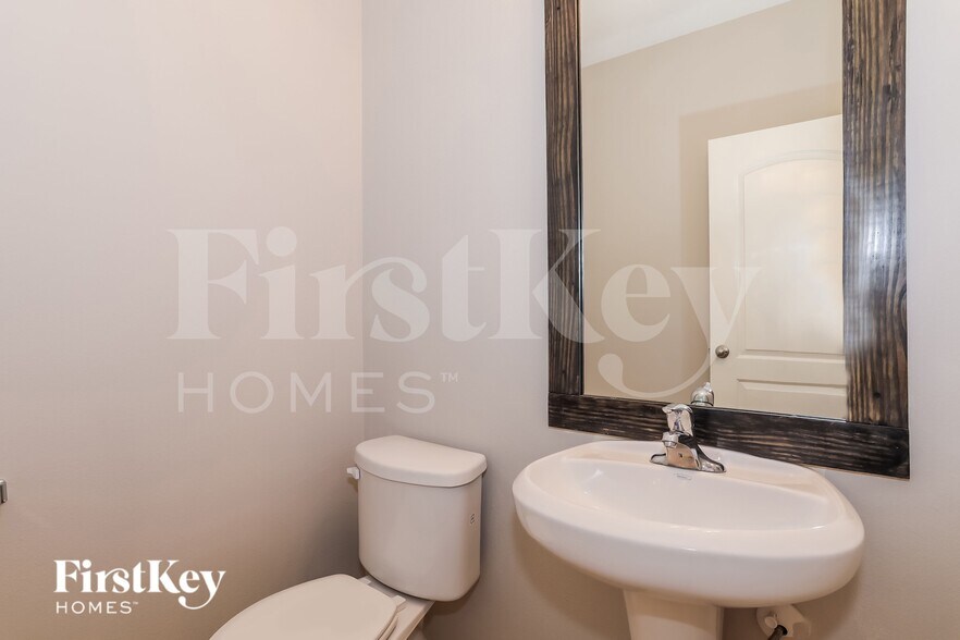 Building Photo - 20718 Round Key Dr