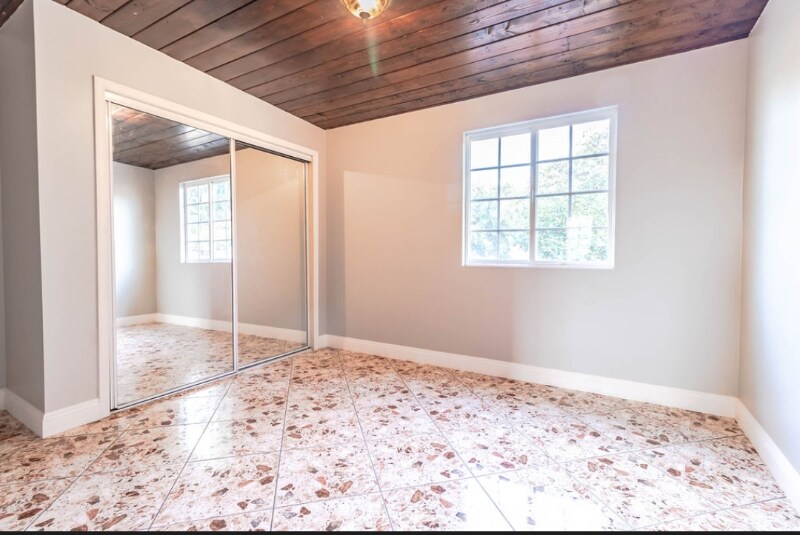 Building Photo - 932 W 130th St