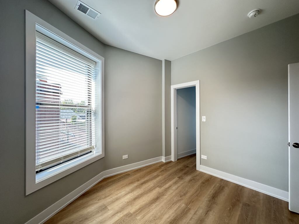 Building Photo - 419 W Belden Ave