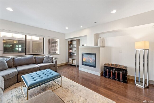 Building Photo - 2Bd/1.75Ba Seattle Townhouse