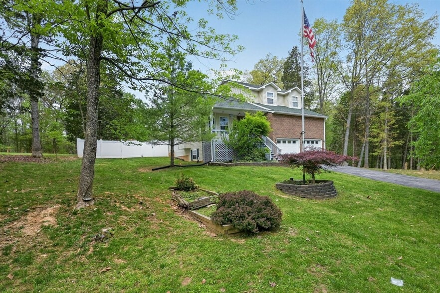 Building Photo - 373 Redwing Rd