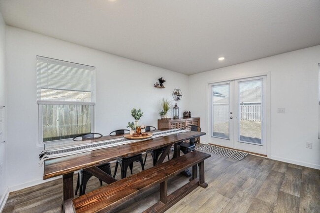 Building Photo - 1010 Limpkin St