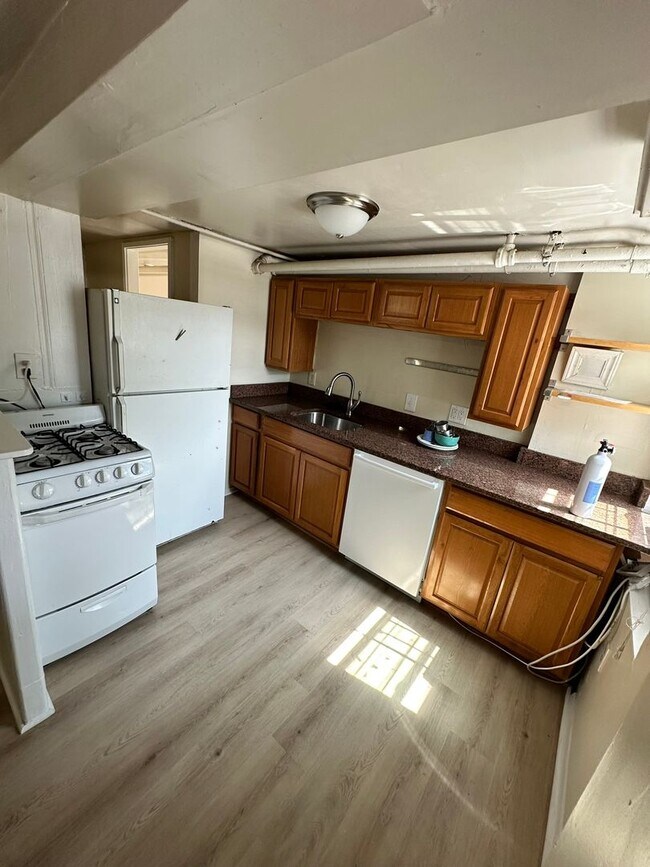 Building Photo - Walkout 1BR Basement Condo in the Heart of...