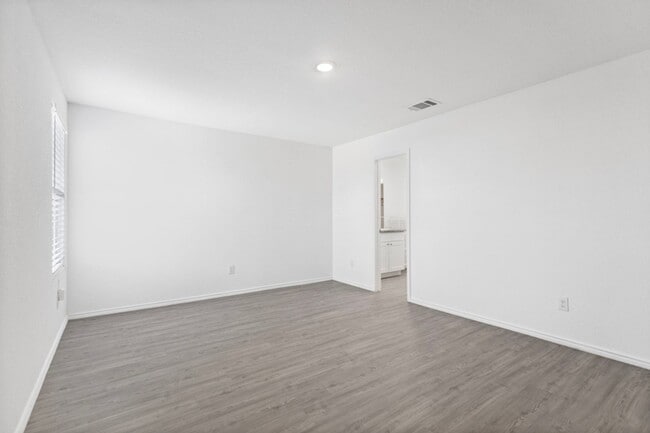 Building Photo - Charming Home Awaits: Spacious & in a Prime Location