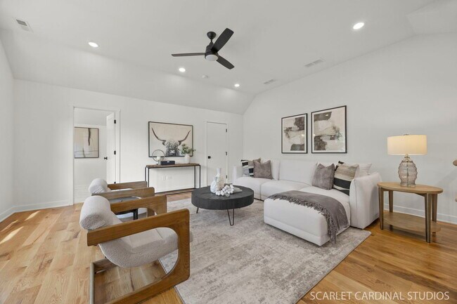 Building Photo - 715 N Brainard St