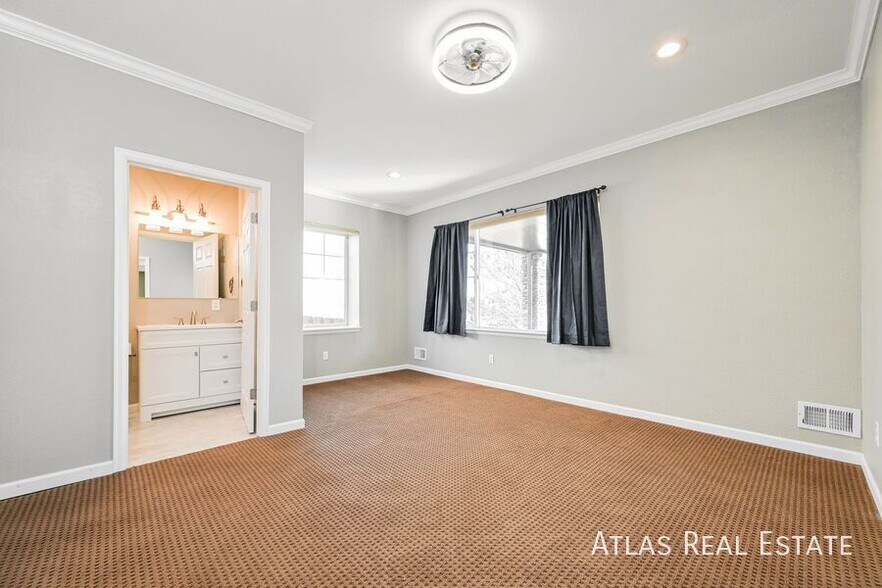 Building Photo - 6242 S Oak Hill Ct