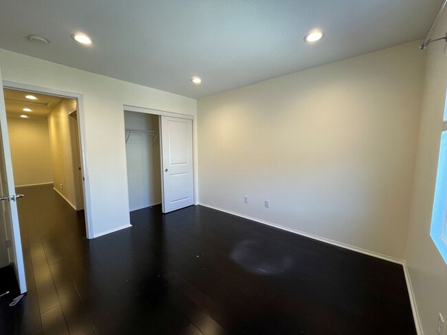 Building Photo - Newbury Park 4+2.5 on cul-de-sac w/upgrades!