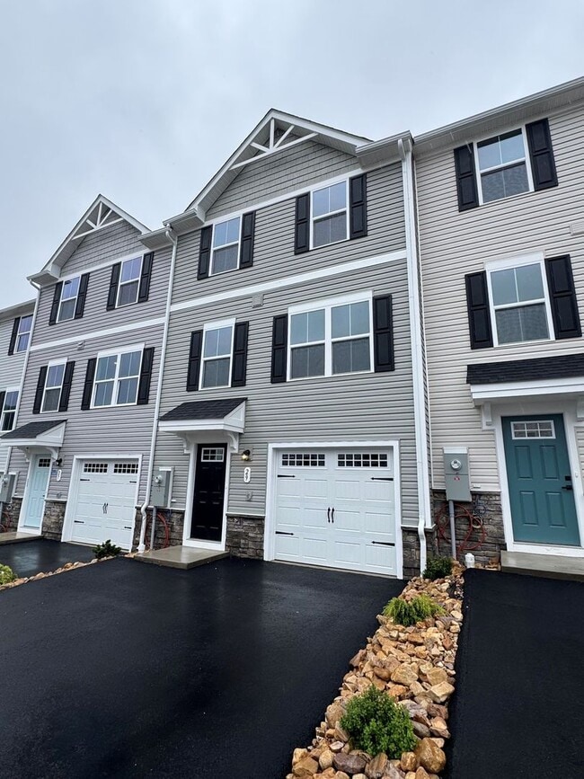 Building Photo - Brand New Townhouse, Great Location!