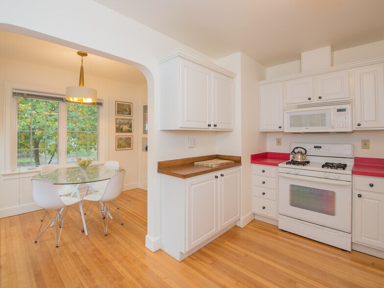 Building Photo - 2323 SE Pine St