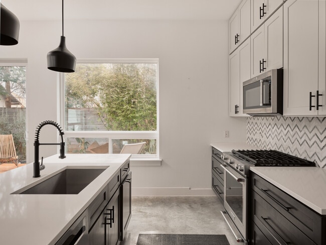 Building Photo - 910 Gullett St